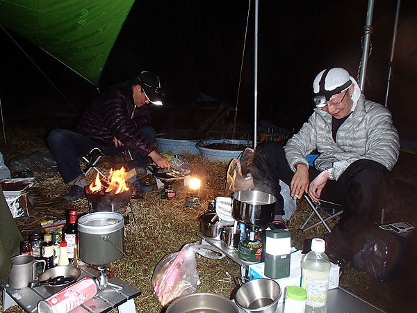 キャンプで夕食